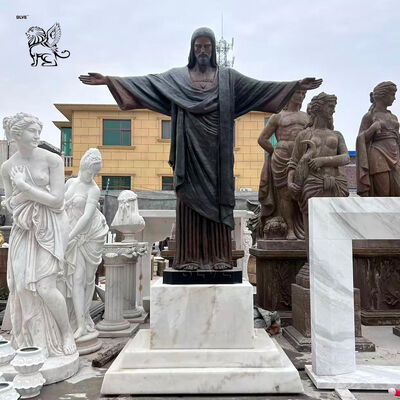 Estatua de Jesús de Río de Janeiro de bronce, escultura del Cristo Redentor, figura de tamaño natural, lugar sagrado religioso, patio de la iglesia
